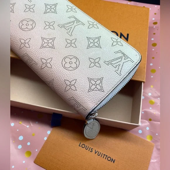 Louis Vuitton Mahina Monogram Wallet - Picture 4 of 16